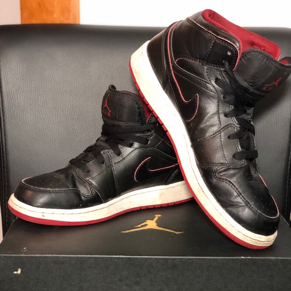 jordan 1 retro mid black red